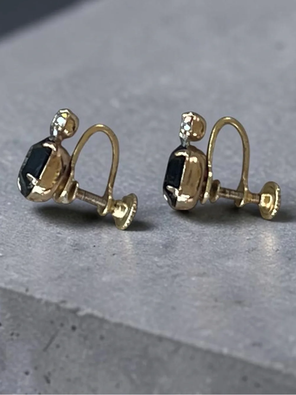 Vintage Black & Clear Glass Screw Back Gold Tone Prong Set Earrings